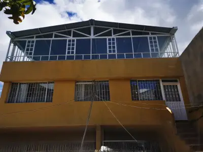 Vendo casa-bodega rentando bien ubicada