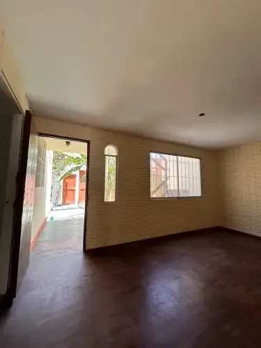 Amplia casa de 2 pisos en zona residencial-gran oportunidad
