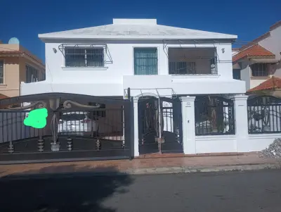 Amplia casa en venta en los corales santo domingo este